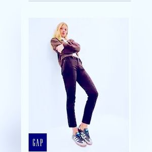 Gap women’s brown velvet straight leg jeans. Size 27/R.